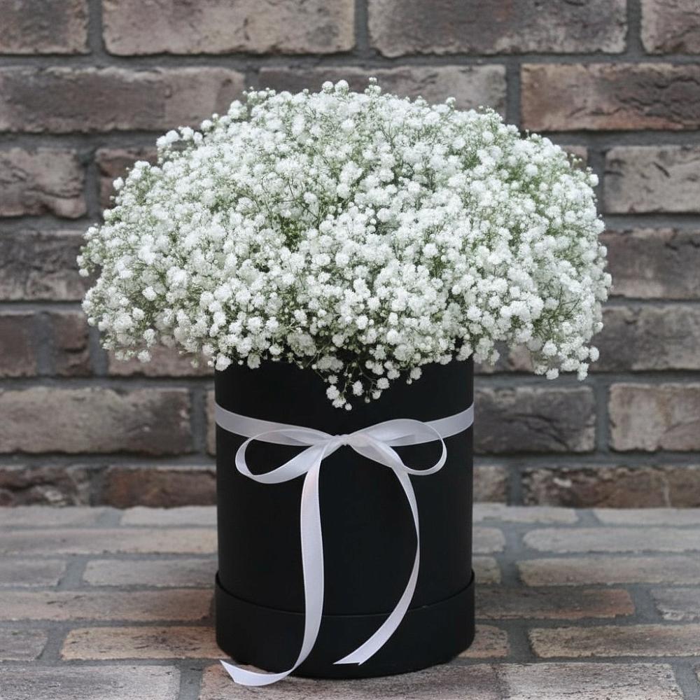 Цветочная композиция из Гипсофила в шляпной коробке в Красногвардейском Ставропольского края