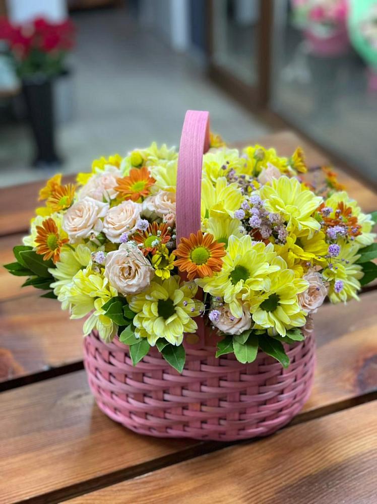 Цветочная композиция из Хризантемы и Розы в корзине в Красногвардейском Ставропольского края