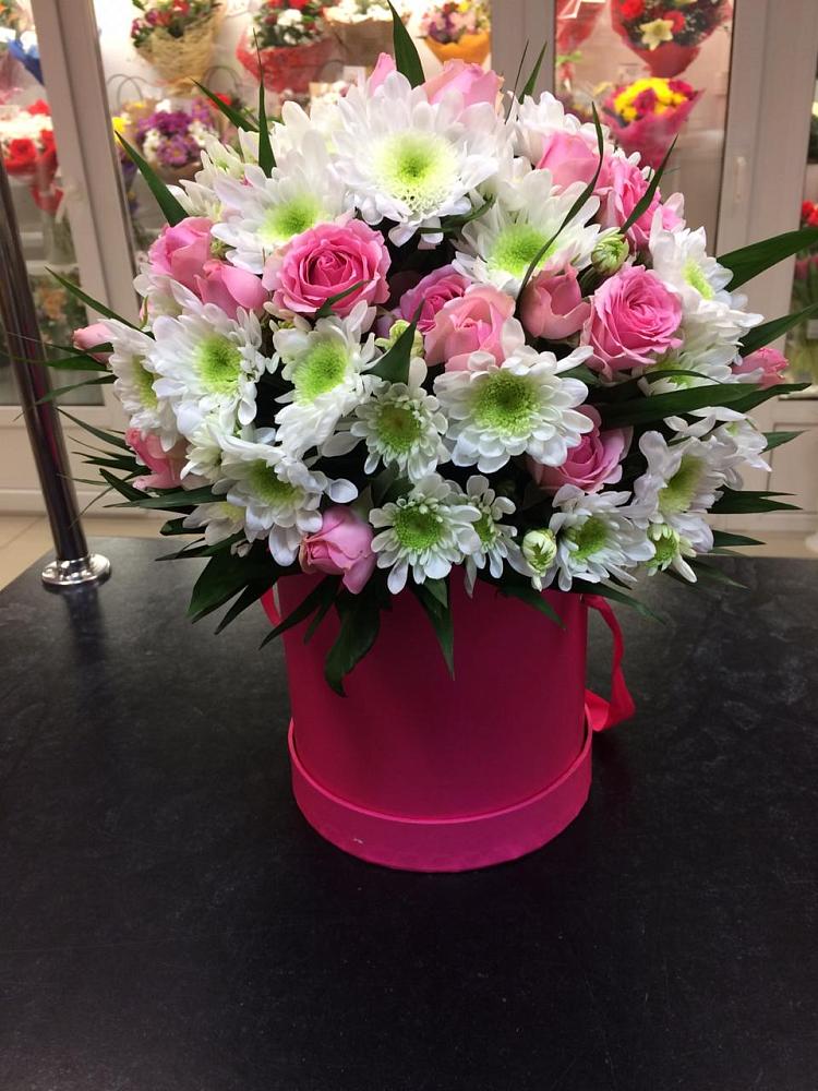 Цветочная композиция из Розы и Хризантемы в шляпной коробке в Красногвардейском Ставропольского края