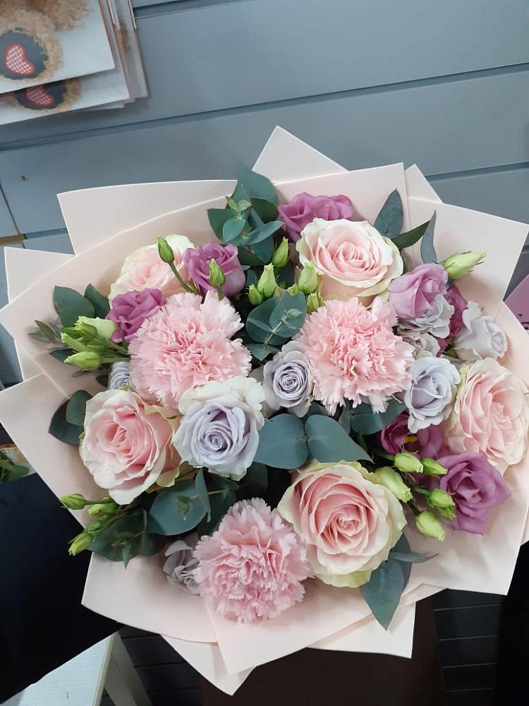 Букет цветов из: Розы, Гвоздики и Лизиантусы в Красногвардейском Ставропольского края