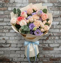 Букет цветов из:  Розы, Лизиантусы и Гвоздики в Красногвардейском Ставропольского края